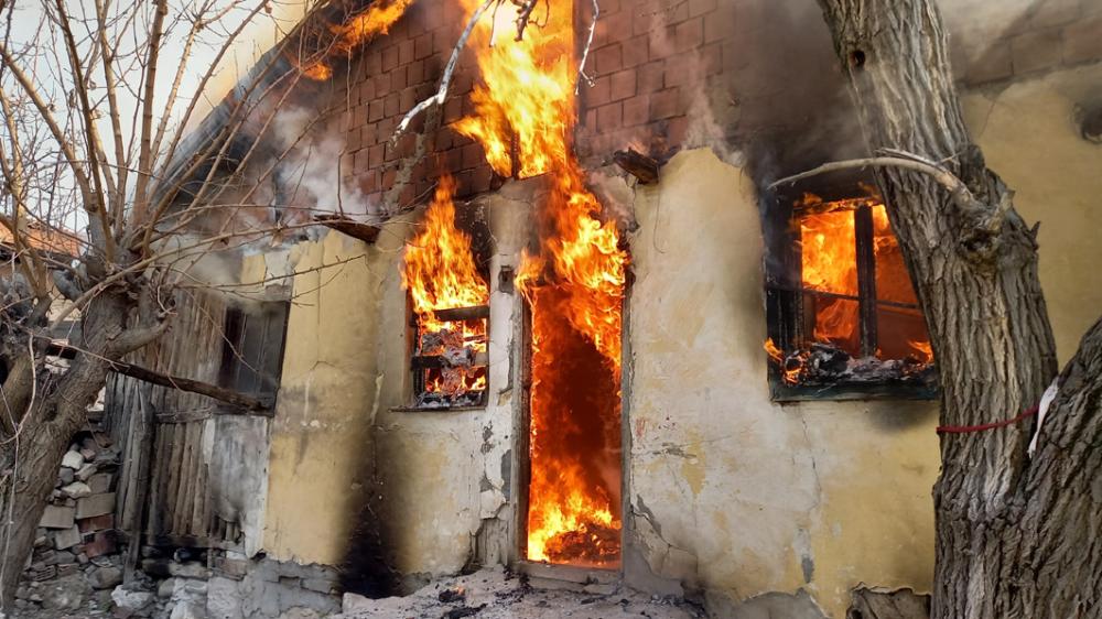 Beypazarı İlçesinde sabah saat 10.00 sıralarında meydana gelen yangında iki katlı ahşap ev kullanılamaz hale gelirken evde 3 çocuk dumandan zehirlendi.