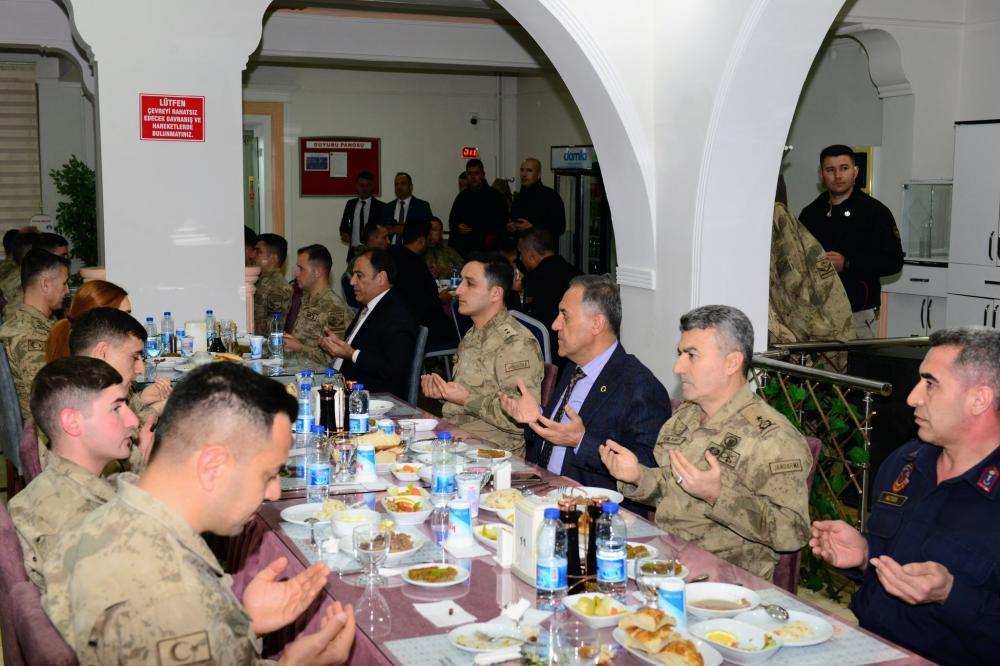 Bingöl Valisi Usta, İl Jandarma Komutanlığı'nda Mehmetçikle İftar Açtı