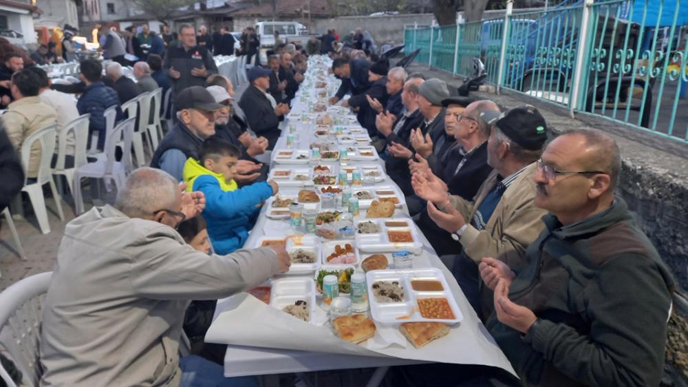Beypazarı Kuyumcutekke Mahallesi Halkı, Köy meydanında verilen iftar yemeğinde bir araya geldi.