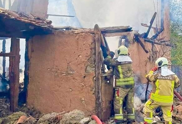 Nallıhan'da Ev Yangını Söndürüldü